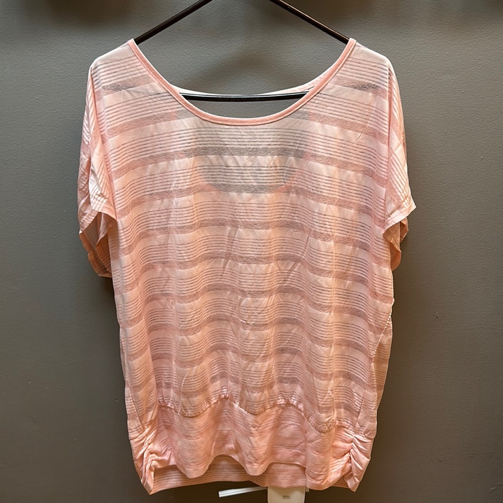 Striped top with key hole back and fitted waist, size 1x